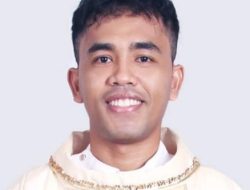 Paus Fransiskus dan Uskup Inno Ngutra