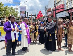 Anggota Dewan Gereja Bersama Umat dan Sejumlah Elemen Adakan Jalan Salib Hidup di Tanah Papua
