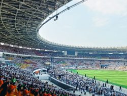 Hadiri Misa Agung Bersama Paus Fransiskus, Puluhan Ribu Umat Memadati Stadion Gelora Bung Karno