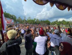 Ribuan Warga Sambut Calon Bupati Mimika John Rettob dan Wakil Bupati Emanuel Kemong Saat Kampanye di Kwamki Narama