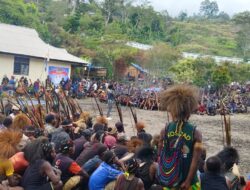 Paslon Bupati Wanimbo dan Wakil Bupati Enembe Serahkan 12 SK Tim Sukses Distrik di Dapil Satu Tolikara