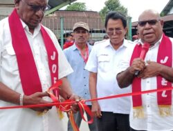 Tarian Adat Kamoro Sambut Calon Bupati Mimika John Rettob dan Calon Wakil Bupati Emanuel Kemong, Kiblat Dukungan ke Joel