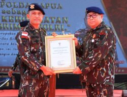 Kasatgas Damai Cartenz 2024 Faizal Dianugerahi Warga Kehormatan Muda Korps Brimob Polri