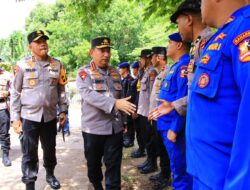 Kapolri Jenderal Listyo Sigit Prabowo Tinjau Posko Pengungsi Erupsi Gunung Lewotobi di Flores Timur