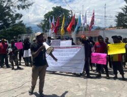 Puluhan Warga Tuntut KPU Kabupaten Jayawijaya Umumkan Nama KPPS di Distrik Wamena