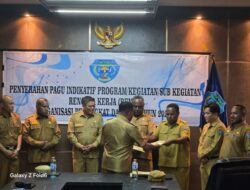 Penjabat Bupati Tolikara Marthen Kogoya Serahkan Pagu Indikatif Renja OPD Tahun Anggaran 2025