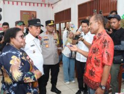 Kapolda Papua Patrige Renwarin Dampingi Wakil Mendagri Ribka Haluk Pantau TPS di Kota Jayapura