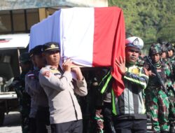 Jenazah Anggota Polres Puncak Jaya Bripka Ronald Enok Diterbangkan dari Mulia ke Jayapura