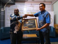 Penjabat Bupati Kabupaten Nduga Elai Giban Raih Penghargaan Top of The Year 2024
