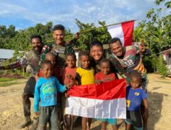Gelorakan Semangat Nasionalisme Satgas Yonif Quratara Yudha Bersama Warga di Keerom Kibarkan Merah Putih