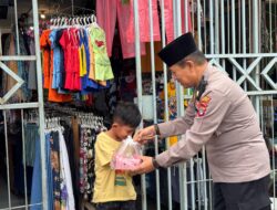 Semarak Ramadhan Personil Polres Bersama Bhayangkari Cabang Dogiyai Bagi-Bagi Takjil Gratis