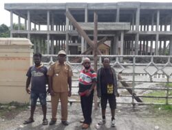Klaim Belum Dibayar Pemerintah Kabupaten Mimika Tuan Tanah Palang Kantor Distrik Kuala Kencana