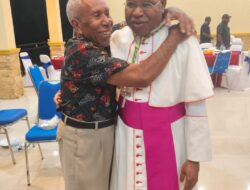 Guru dari Pulau Romantis Memeluk Mgr Bernardus, Mantan Murid di SD Suswa yang Jadi Uskup Timika