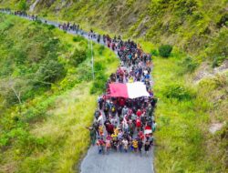 Warga Puncak Jaya Terharu Saat Bendera Merah Putih Berkibar Megah di Bukit Zaitun Mulia