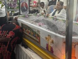 Gubernur Meki Nawipa Kenang Mendiang Pendeta Noakh Sosok yang Sangat Berarti Dalam Hidupnya