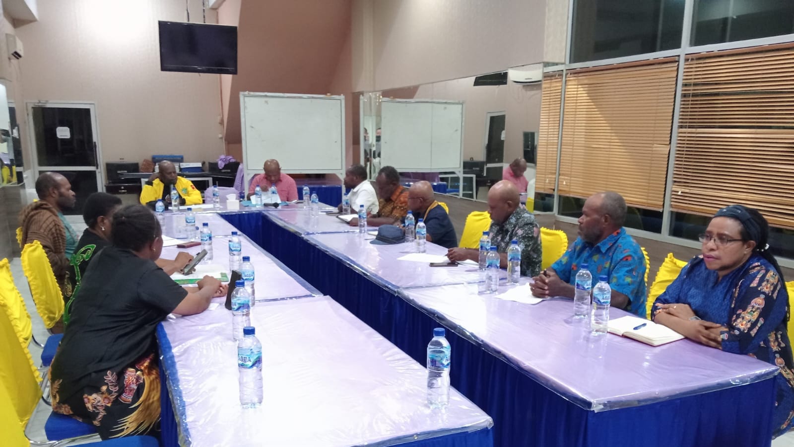 Bupati Kabupaten Dogiyai Yudas Tebai, S.Pd, M.Si saat memimpin rapat koordinasi bersama dua belas kepala OPD teknis dengan agenda Pembahasan Bantuan Khusus Keuangan dari Pemprov Papua Tengah bertempat di Nabire, kota Provinsi Papua Tengah, Minggu (27/7). Foto: Istimewa