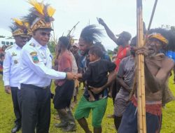 Bupati Elvis Tabuni Distribusi Rp 7,4 Miliar Dana Desa Tahap I di Dua Distrik di Kabupaten Puncak