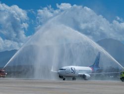 Sriwijaya Air Mendarat Perdana, Wakil Menteri Dalam Negeri Ribka Haluk Berlutut di Bandara Wamena