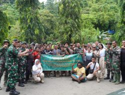 Satuan Penerangan Kodam Cenderawasih Bersihkan Lingkungan dan Bagikan Sembako di Gurabesi