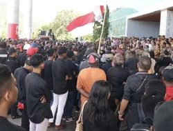 Ribuan Warga Masyarakat Unjuk Rasa Minta Penjabat Gubernur Papua Agus Fatoni Diganti