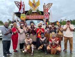 Dekranasda Mimika Ramaikan Karnaval Mobil Hias Dengan Sentuhan Budaya Amungme dan Kamoro