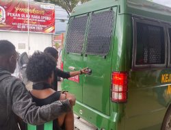 Satgas Operasi Damai Cartenz Kawal Serah Terima Tersangka Anis Telenggen ke Kejaksaan Negeri Nabire