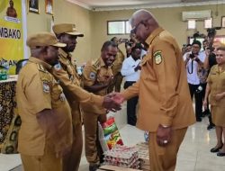 Bupati John Rettob Serahkan Bantuan Sosial Senilai Rp 7,9 Miliar untuk 10 Distrik di Kabupaten Mimika