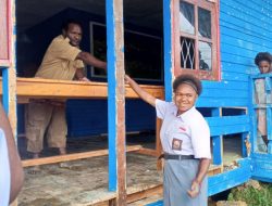 Kepala Kampung di Dogiyai Bagikan Bantuan Pendidikan Kepada Ratusan Pelajar SD Hingga SMA