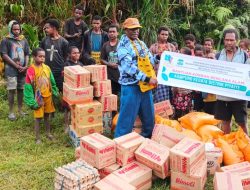Bupati Dogiyai Yudas Tebai Bantu 100 Juta Rupiah dan Sembako Pasca Banjir di Distrik Piyaiye