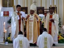 Dua Putra Asli Papua Ditahbiskan, Mgr Bernardus Baru: Imam Dipanggil Bukan untuk Cari Kehormatan