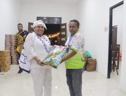 Ketua MRP Nerlince Wamuar Serahkan Tali Asih Saat Perayaan 1 Abad Injil Masuk di Tanah Papua