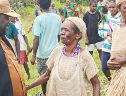 Bupati Kabupaten Dogiyai Yudas Tebai Sambangi Masyarakat Distrik Sukikai Selatan