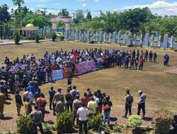 Massa Demo di Gedung DPRK Mimika Tuntut Tutup PT Freeport dan Negara Menghentikan Kekerasan