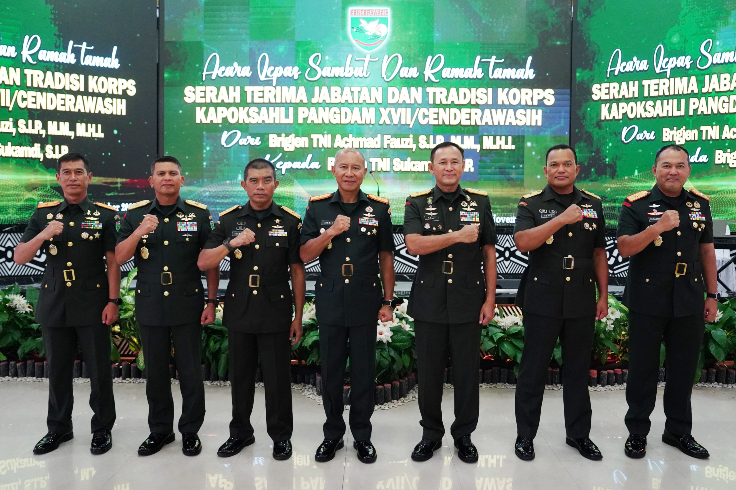 Oqituvchi oquvchini porno bilan bezovta qilmoqda. Mening pichogimga qarang