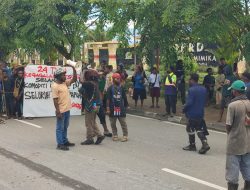 Mahasiswa dan Elemen Massa Demonstrasi Peringati 24 Tahun Otonomi Khusus di Gedung DPRK Mimika