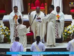 Uskup Jayapura Mgr Yanuarius You Tahbiskan Tiga Imam Baru di Katedral Kristus Raja, Berikut Profilnya