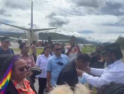 Bupati Willem Wandik Jemput Dosen Uncen Untuk Beri Kuliah Perdana di Karubaga, Kabupaten Tolikara