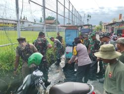 Peringati Hari Juang TNI AD ke-80 Tahun 2025, Anggota TNI-Polri Bersihkan Pasar Hamadi Jayapura