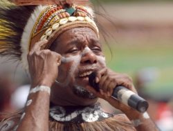 Siang Ini Artis Nasional Asal Papua Edo Kondologit Hibur Warga Kota Pengasingan Bung Karno