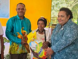 TP PKK Mimika Gelar Ibadah Akhir Tahun dan Berbagi Kasih dengan Warga Lanjut Usia di Distrik Iwaka