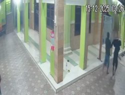 Dua Kotak Amal di Masjid Alfattaah BTN Bumi Kamoro Indah Digondol Maling, Pelaku Terekam CCTV