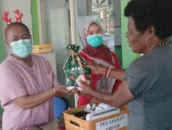 Puskesmas Timika Layani Pasien Sambil Berbagi Bingkisan Tanda Kasih dan Sukacita Natal