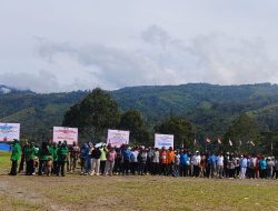 Sekda Dr Yosua Noak Douw Lepas Peserta Jalan Santai Meriahkan HUT ke-26 Dharma Wanita Tolikara