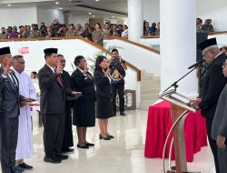 Bupati John Rettob Didampingi Wakil Bupati Emanuel Lantik Sejumlah Pejabat di Lingkup Pemda Mimika