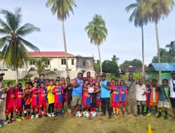 Komee Beri Bantuan Bola kepada SSB Kalibobo Nabire Jelang Turnamen Komee Cup Tahun 2026