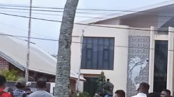 Polisi Tangkap Demonstran Saat Aksi Bisu di Depan Gereja Katedral Fransiskus Xaverius Merauke