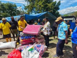 Pemkab Tolikara Serahkan Bantuan Sembako, Polres Kawal Penyaluran untuk Korban Kebakaran