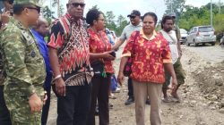 Bupati Mimika John Rettob Resmikan Jalan “Yan Magal” dalam Acara Adat di Bundaran Petrosea