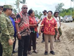 Bupati Mimika John Rettob Resmikan Jalan “Yan Magal” dalam Acara Adat di Bundaran Petrosea