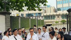 Respon Peserta Terkait Aksi 1000 Lilin di Depan Kedubes Vatikan Pasca Uskup Emeritus Bruno Undur Diri